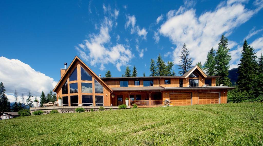 Home Lodge Golden Exterior photo